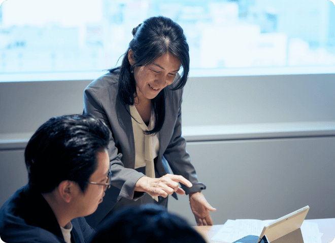打ち合わせをする担当者とお客様
