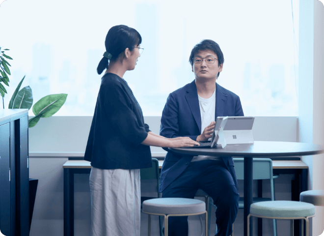 打ち合わせをする担当者とお客様